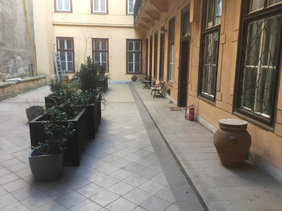 Central Apartment Kiraly Street Budapest Bagian luar foto